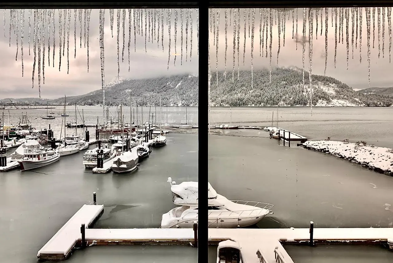 Oceanfront Suites At Cowichan Bay 3*,  Canada