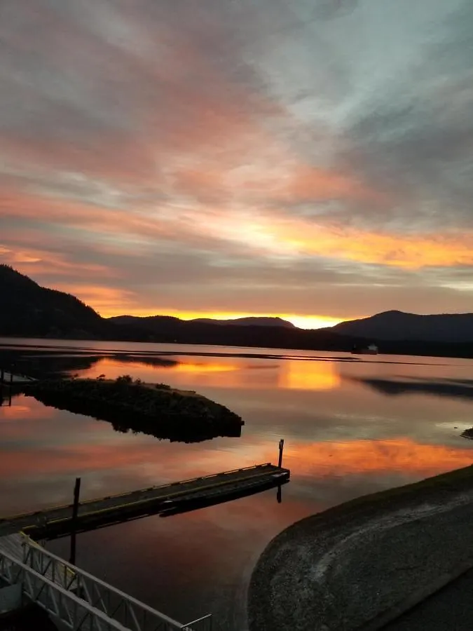 Oceanfront Suites At Cowichan Bay