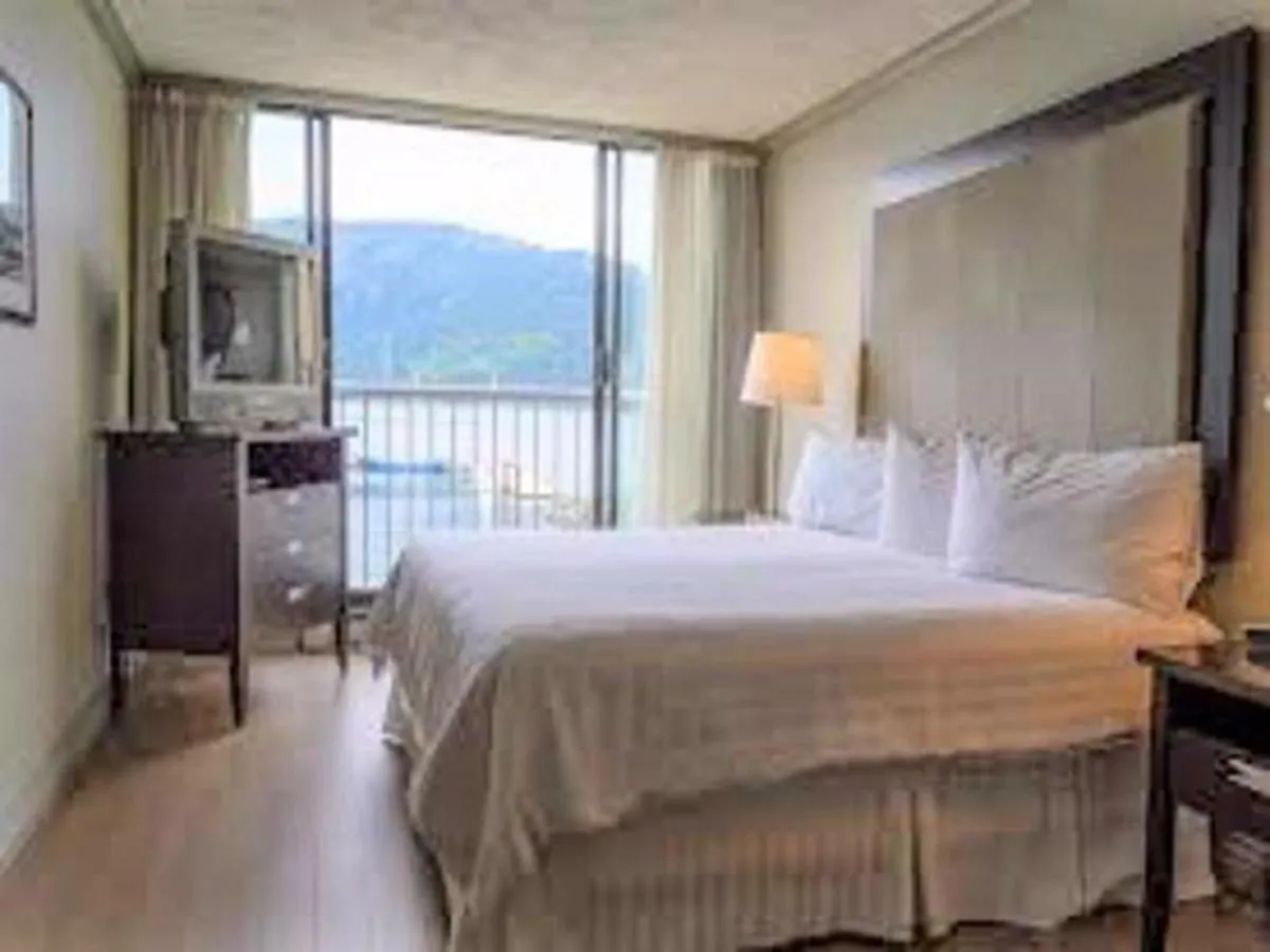Oceanfront Suites At Cowichan Bay 3*,