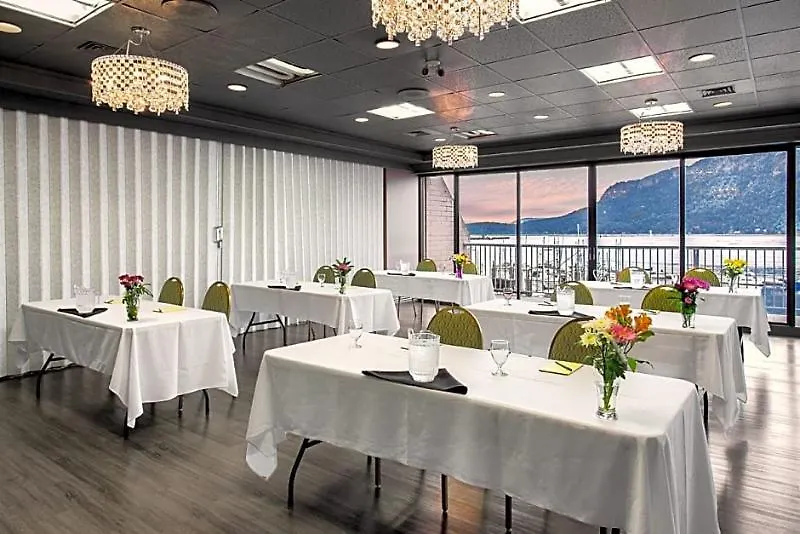 Oceanfront Suites At Cowichan Bay 3*,  Canada