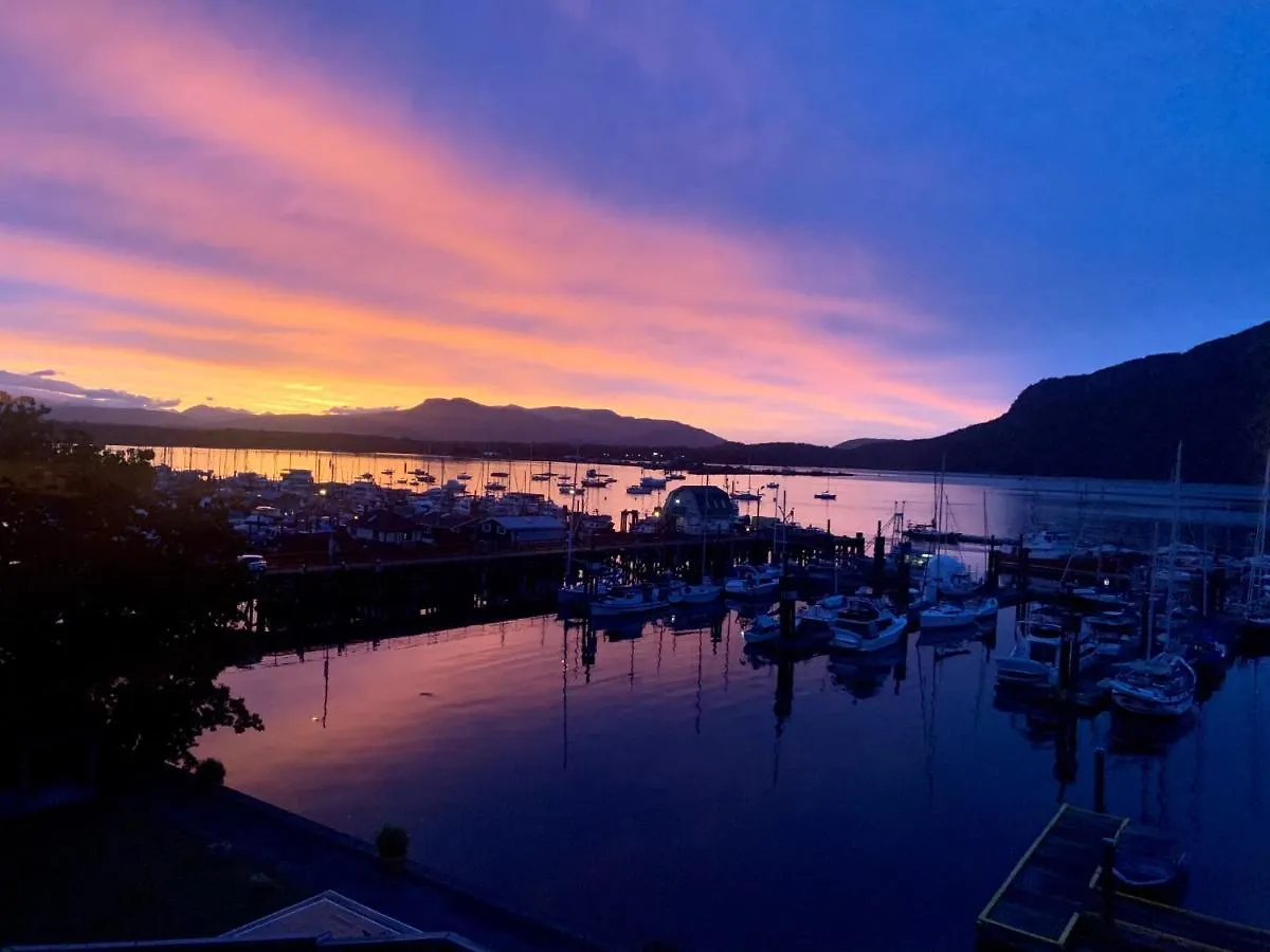 Oceanfront Suites At Cowichan Bay 3*,  Canada